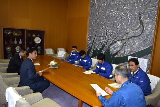 応援内容について、松本市長、森山副市長に説明をする公営企業局幹部職員